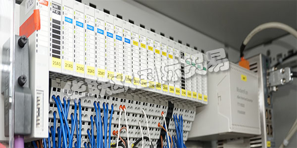 ALFREDKUHSE是您個人開關(guān)設(shè)備和控制系統(tǒng)的成熟制造商。他們從一個來源提供所有服務(wù)。ALFREDKUHSE是您的合作伙伴，從咨詢和規(guī)劃到生產(chǎn)和調(diào)試，再到支持，維護(hù)和現(xiàn)代化。