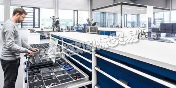 BOTT集團(tuán)公司在三個(gè)歐洲地區(qū)開發(fā)和生產(chǎn)車輛設(shè)備，操作設(shè)備和工作站系統(tǒng)。憑借其產(chǎn)品，bott為全球工業(yè)和貿(mào)易客戶提供服務(wù)。他們?cè)谏a(chǎn)，服務(wù)和裝配方面的高效工作是這里的重點(diǎn)。