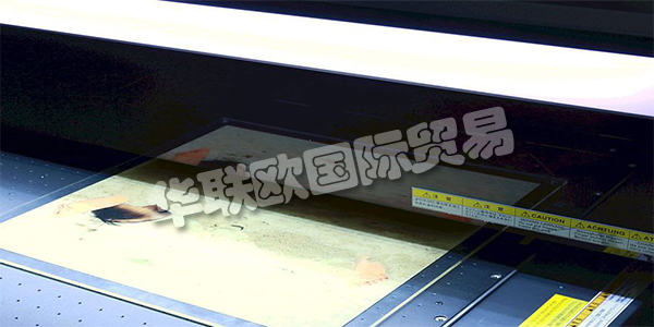 德國PLANISTAR主要產(chǎn)品：PLANISTAR燈具、熒光燈等。PLANISTAR自1983年以來，他們的團(tuán)隊(duì)一直致力于照明技術(shù)和照明產(chǎn)品。他們制造了帶鹵素?zé)舻钠矫姹彻?。他們已?jīng)掌握了這項(xiàng)光技術(shù)的知識和專利，甚至在邊緣照明進(jìn)入許多顯示器和背光之前。