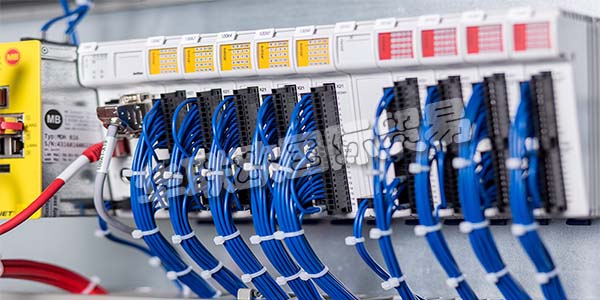 德國FUTRONIC主要產(chǎn)品：FUTRONIC控制器、伺服驅(qū)動(dòng)器等。FUTRONIC是玻璃制造行業(yè)機(jī)器和設(shè)備制造商的復(fù)雜自動(dòng)化解決方案的全球領(lǐng)先供應(yīng)商之一。此外，他們憑借為工業(yè)自動(dòng)化和其他行業(yè)領(lǐng)域的供應(yīng)商和制造商提供的創(chuàng)新產(chǎn)品和服務(wù)，為自己贏得了名聲。