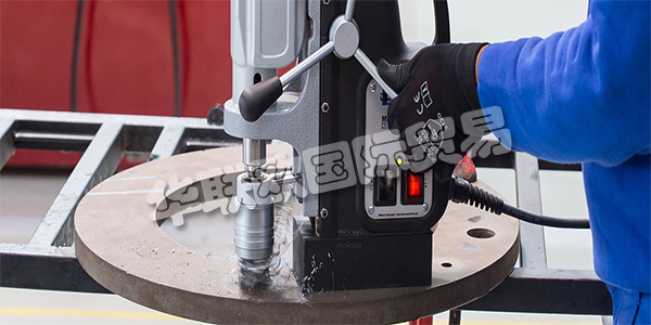 德國BDS主要產(chǎn)品：BDS鉆孔機(jī)、切割機(jī)等。BDS總部位于德國門興格拉德巴赫，他們的簡單高效策略經(jīng)過優(yōu)化，可持續(xù)生產(chǎn)最優(yōu)質(zhì)的磁芯鉆孔機(jī)，巖芯鉆機(jī)和邊緣加工機(jī)。超過100個國家依靠BDS提供專業(yè)，強(qiáng)大，優(yōu)質(zhì)的機(jī)器，甚至可以處理最棘手的金屬加工作業(yè)。