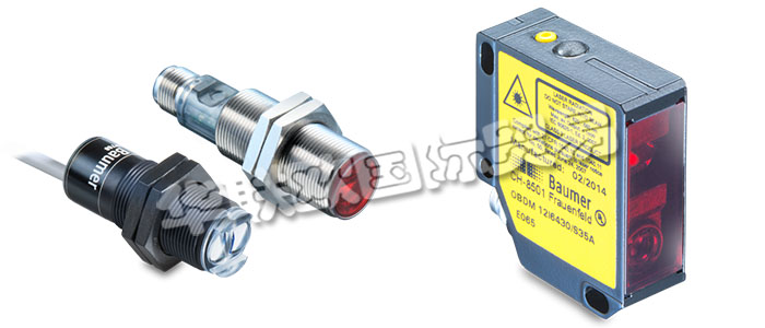 堡盟漫反射式傳感器強度差別檢測型的發(fā)射器和接收器位于同一個外殼內(nèi)。光源射出的紅外線、紅光或激光直接被目標(biāo)物反射回到傳感器上。如果目標(biāo)物反射的光線足夠充足，接收光將觸發(fā)傳感器的開關(guān)動作。照射到目標(biāo)物上的光線基本上都發(fā)生漫反射，并沿各個方向反射。接收器只接收到這些光線的很小一部分。如果目標(biāo)物反射的光線足夠充足，接收光將觸發(fā)傳感器的開關(guān)動作。由于傳感器是根據(jù)來自材料的反射光而工作，所以表面特性、顏色和光澤度對于檢測距離的影響極大。