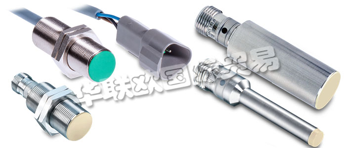 堡盟電感式接近開(kāi)關(guān)屬于非接觸式電子傳感器。電感式傳感器能識(shí)別所有導(dǎo)電金屬目標(biāo)物。振蕩器產(chǎn)生一個(gè)高頻電磁場(chǎng)，電磁場(chǎng)從開(kāi)關(guān)的感應(yīng)面發(fā)出。當(dāng)導(dǎo)電金屬物體進(jìn)入此電磁場(chǎng)時(shí)，金屬內(nèi)部會(huì)感生渦流，使振蕩幅值發(fā)生變化，從而使振蕩器輸出的電壓發(fā)生變化，進(jìn)而導(dǎo)致觸發(fā)器的狀態(tài)變化并改變輸出狀態(tài)。