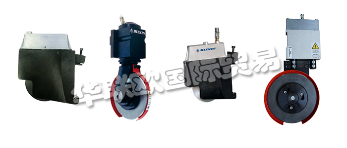 DIENES的客戶可以使用DIENES刀架獲得最好的結(jié)果。即以卓越的品質(zhì)和領(lǐng)先的自動分切技術(shù)制造商的密集創(chuàng)新開發(fā)工作。剪切，劃痕/擠壓剪切，剃須刀切割刀架或熱切割刀架，Premium，Elite或Ultimate系列，均以超精確的刀引導和較長的使用壽命給人留下深刻的印象，并在日常使用中始終保持牢固的抓地力。此外，他們幾乎所有的刀架都可以集成到DIENES分切系統(tǒng)中，例如趨勢設(shè)定的SIMU-FLASH自動同步定位系統(tǒng)，或者在具有手動控制功能的高精度定位輔助器中。