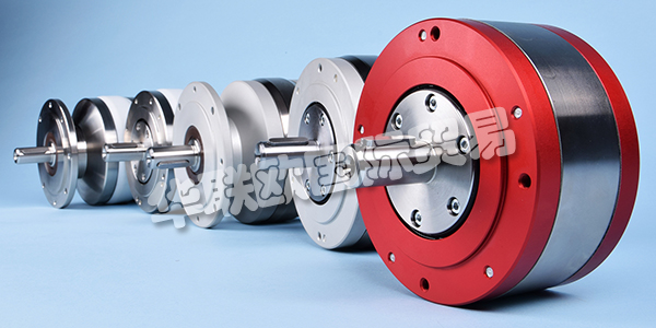 荷蘭GLOBE公司主要供應(yīng)：荷蘭GLOBE電機(jī),GLOBE氣動(dòng)馬達(dá)，葉片電機(jī)，步進(jìn)電機(jī)，活塞式氣動(dòng)馬達(dá)，制動(dòng)器等產(chǎn)品。